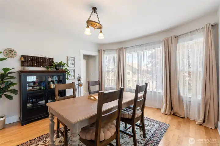 Plenty of natural light to enjoy while you dine. Plenty of natural light to enjoy while you dine.