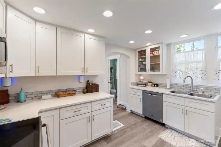 Light, open kitchen. Light, open kitchen.