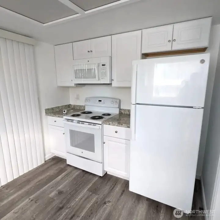 Interior unit 1527 prior to being rented. Interior unit 1527 prior to being rented.