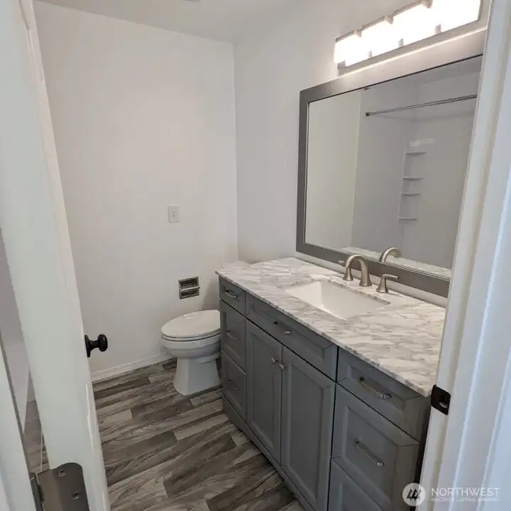 Interior unit 1527 prior to being rented. Interior unit 1527 prior to being rented.