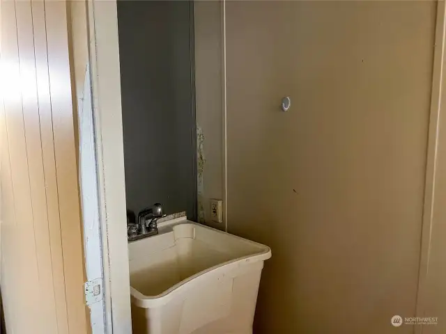 Potential 1/2 bathroom attached to master