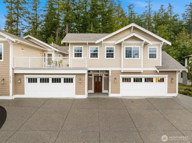 Imagine, owning both upper and lower units. Ideal for guests or extended family.