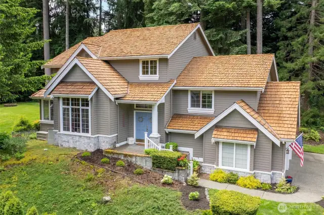 Welcome home to this Bridgewood Estates Gem