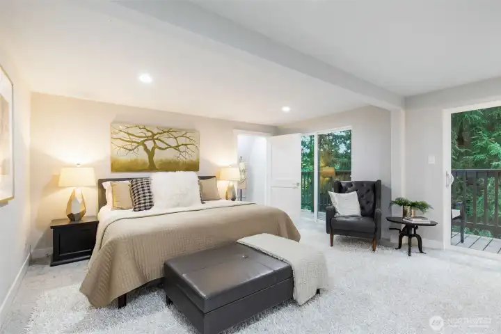 Master bedroom with 2 double doors to balcony and breathtaking view! Master bedroom with 2 double doors to balcony and breathtaking view!
