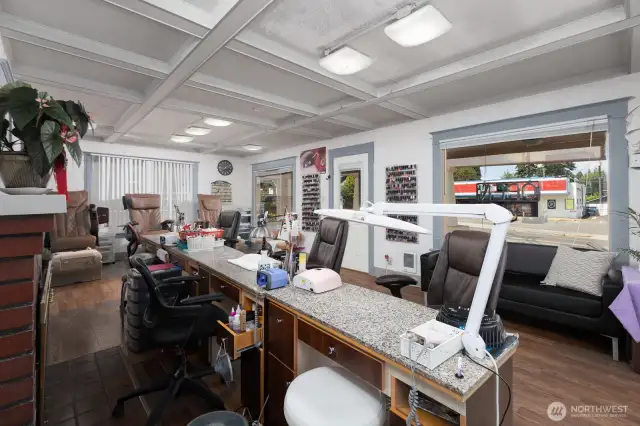 4 manicure stations