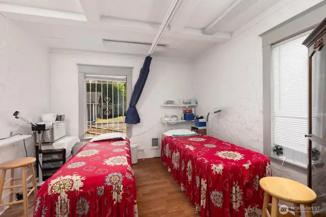 Beds for eyelid extensions, wax, facial massage