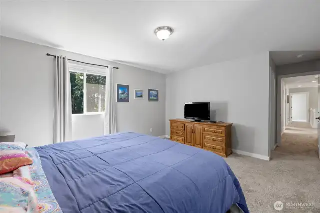 Huge guest room, also a king sized bed fits easily