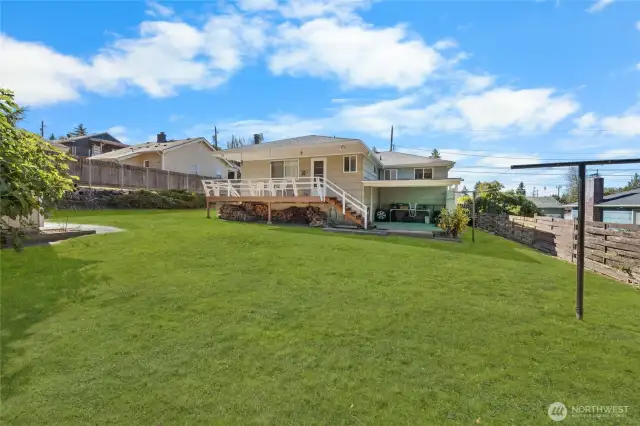Huge, fully fenced yard perfect for entertaining & enjoying!