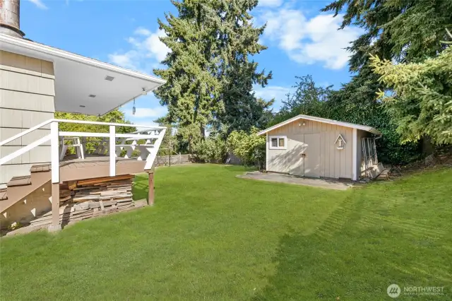 Large, private, fully fenced yard with shed/workshop