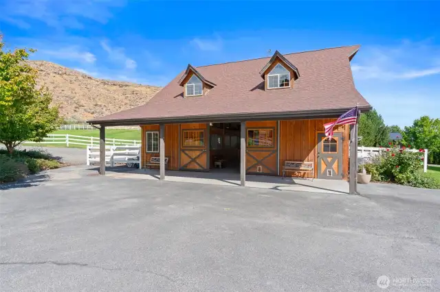 6 stall barn w/runs