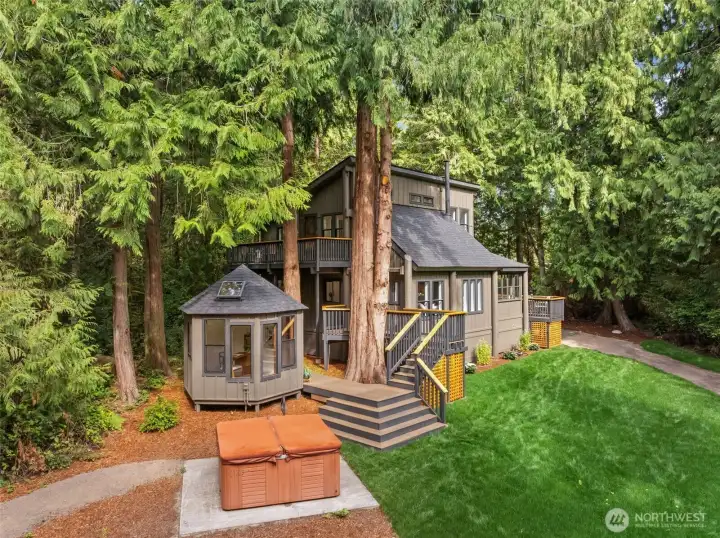 Perfect Airbnb potential—just 8 minutes to Gig Harbor, Olalla Winery, Olalla Bay Market, and Highway 16.