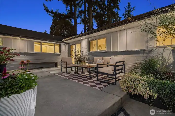 Cozy Outdoor Area off main home
