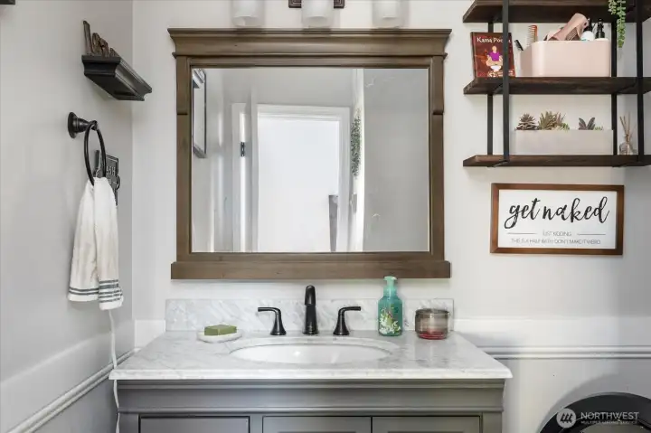 Cute 1/2 bath with updated vanity.