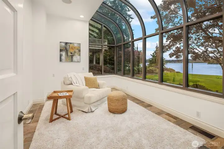 Sun/reading room/opt. 2nd office situated just off the Kitchen.