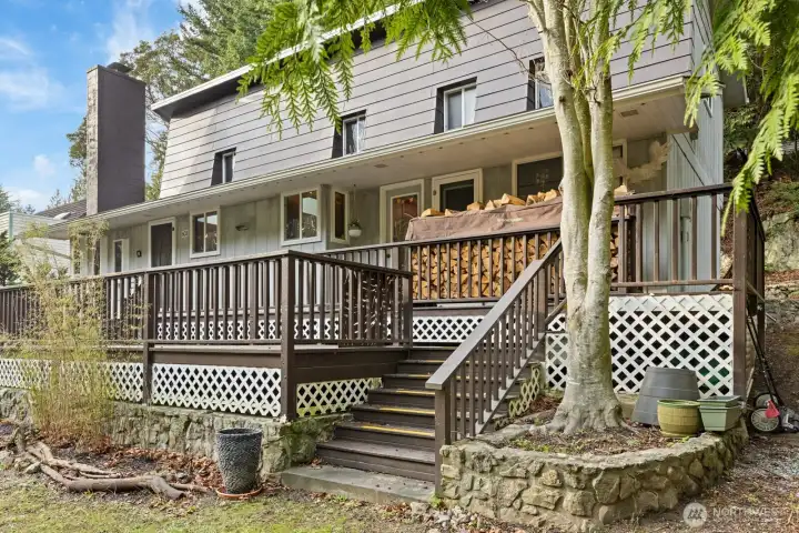 Additional staircase to the front deck ..