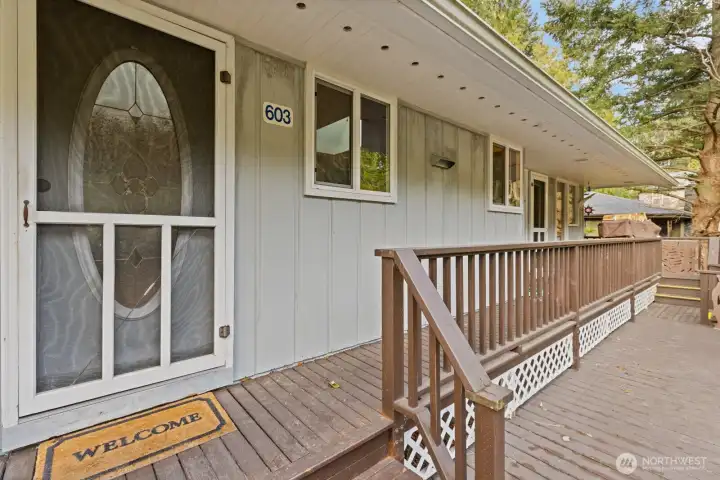 Plenty of deck areas for storage ..