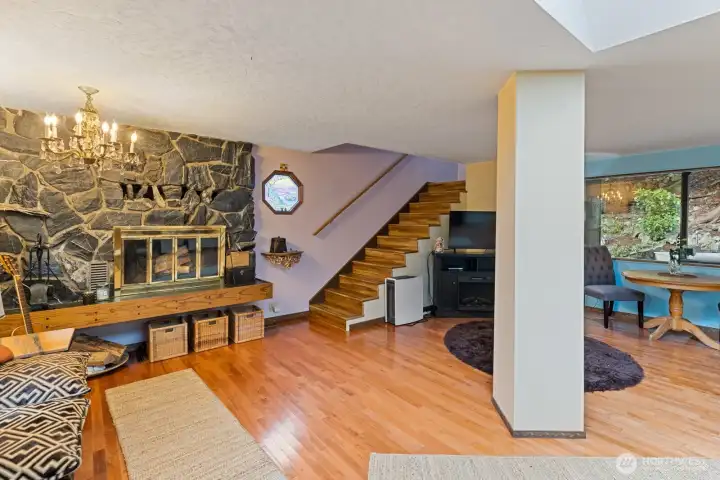 Entrance with tons of natural light ..