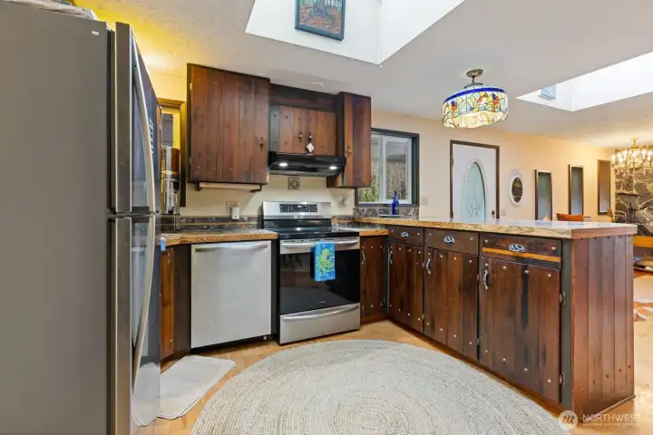 Very functional layout in this kitchen & updated appliances ..