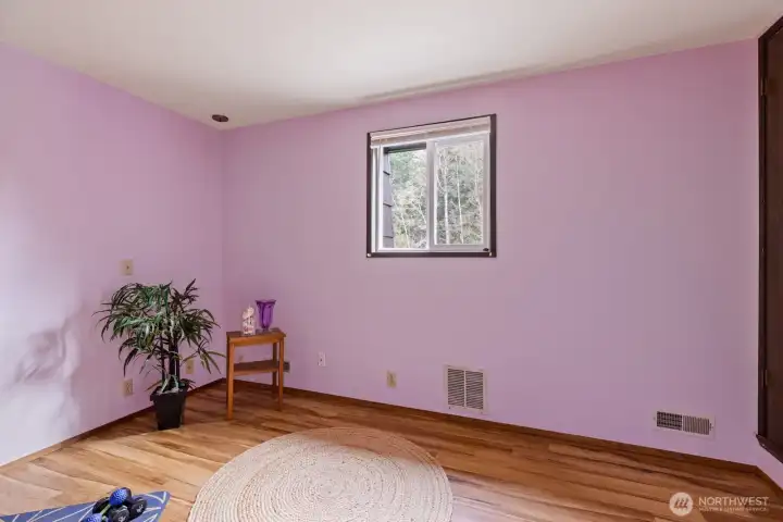 Laminate floors throughout ..