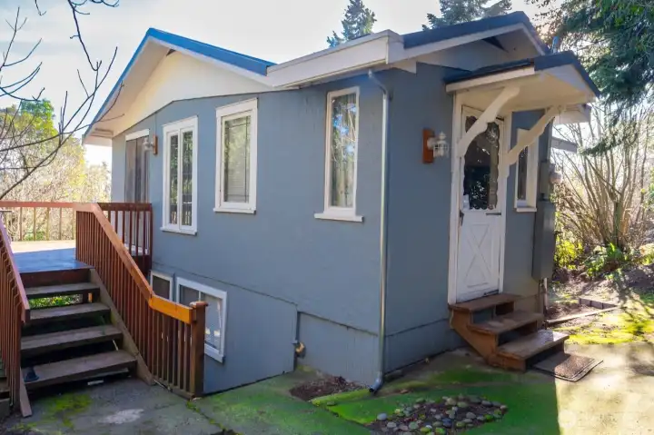 2 story recreation cabin, ideal for glamping.