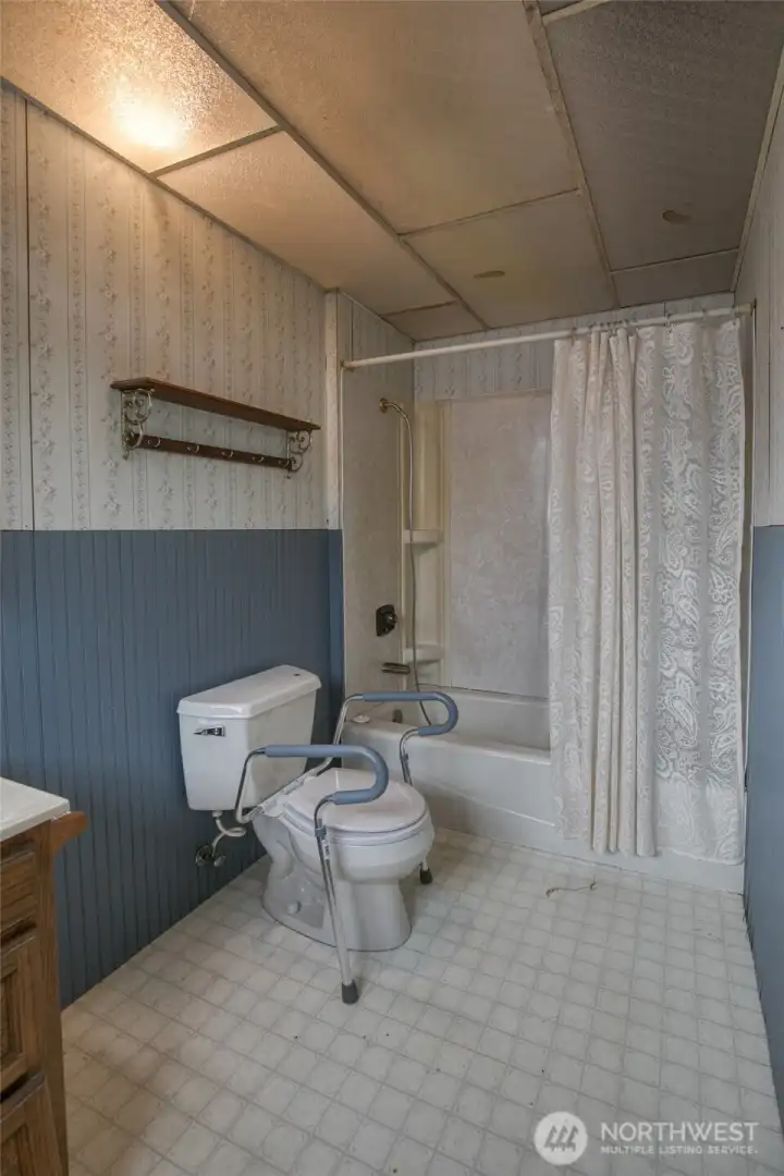 Primary full bath, cont