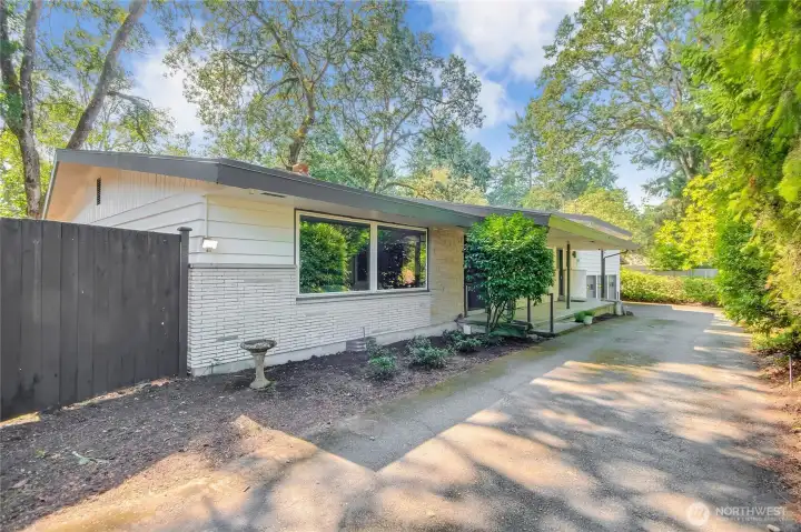 Drive throught driveway adds class and convience the momemnt you pull up.