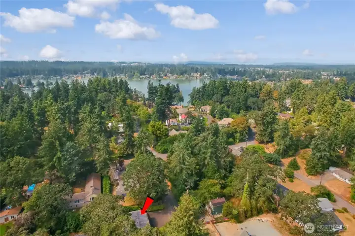 Walking distance to lake and boat lauch.