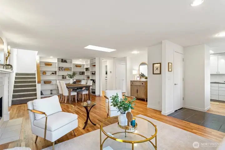 A circular floorplan for ease of entertainment and easy access to the upstairs rooms and the extension out back down the hallway.