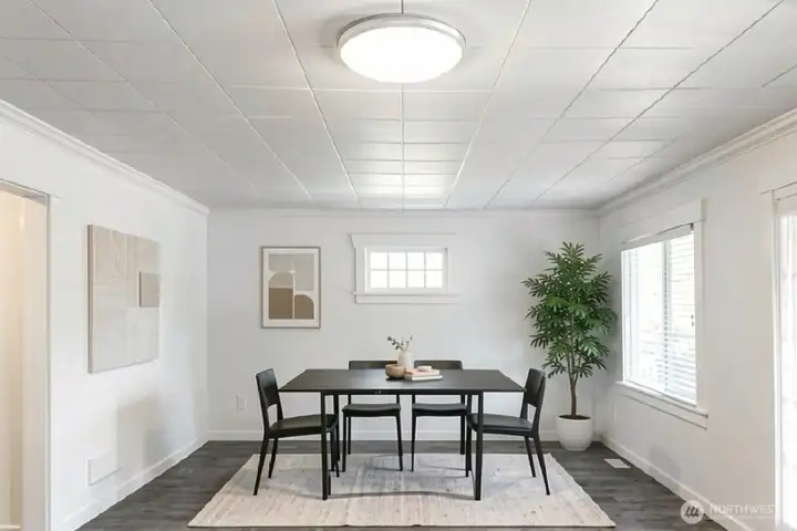 Spacious dining room (virtually staged)