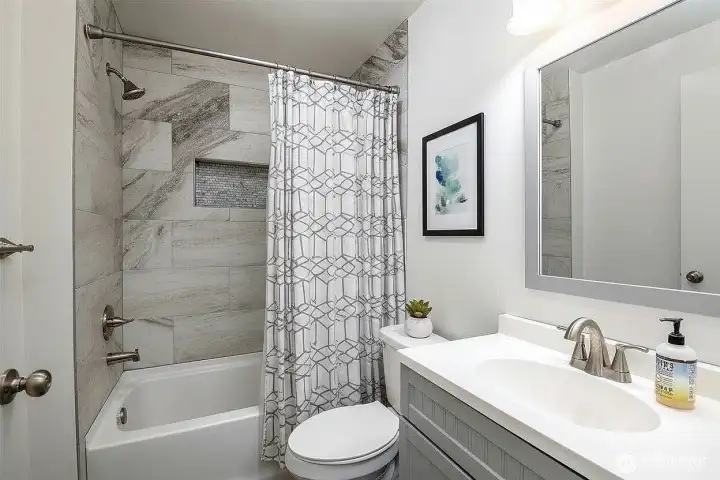 Full main/guest bathroom