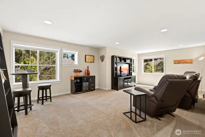 Large bonus room perfect for movie/game nights.