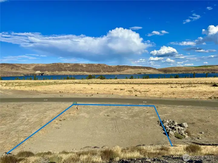 Excellent lot in Vantage Bay - views of the river and convenient to the clubhouse and other community amenities! Excellent lot in Vantage Bay - views of the river and convenient to the clubhouse and other community amenities!