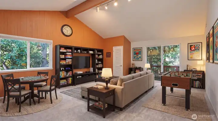 Large Bonus room upstairs. Large Bonus room upstairs.