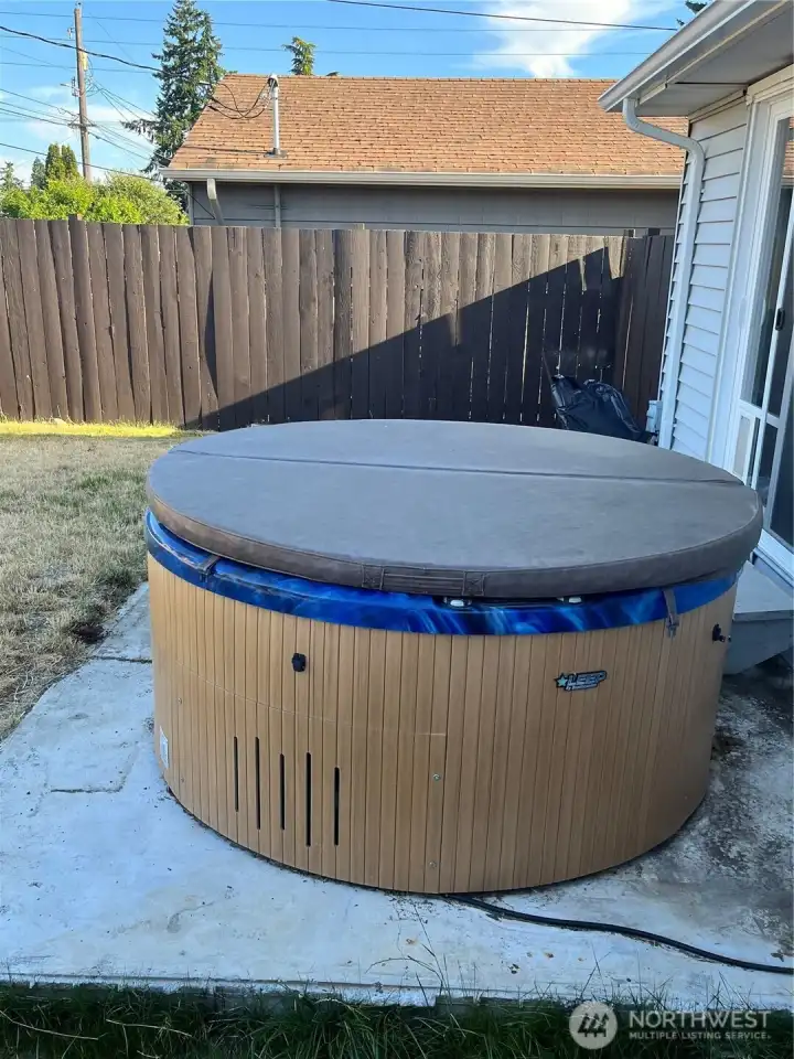 Well maintained hot tub