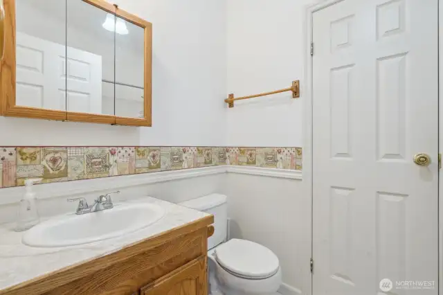 Full bathroom off the hallway