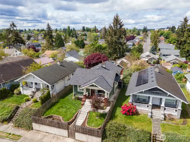 Close to i5, shopping and restaurants!