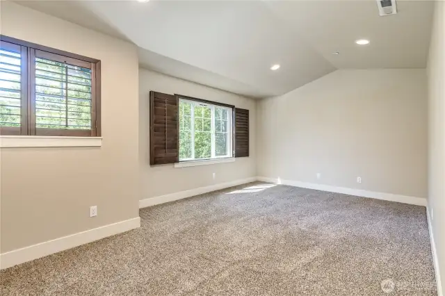 Large upstairs bonus room with vaulted ceiling