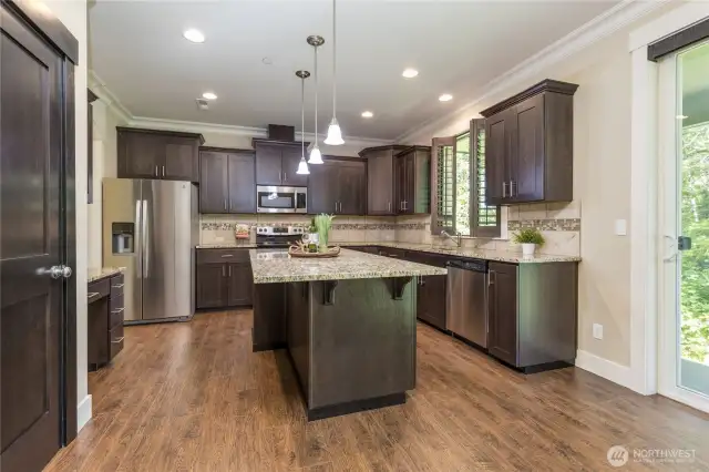 Built-in desk and breakfast bar seating