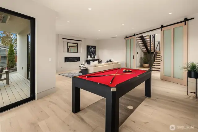 Seamless entertaining lounge