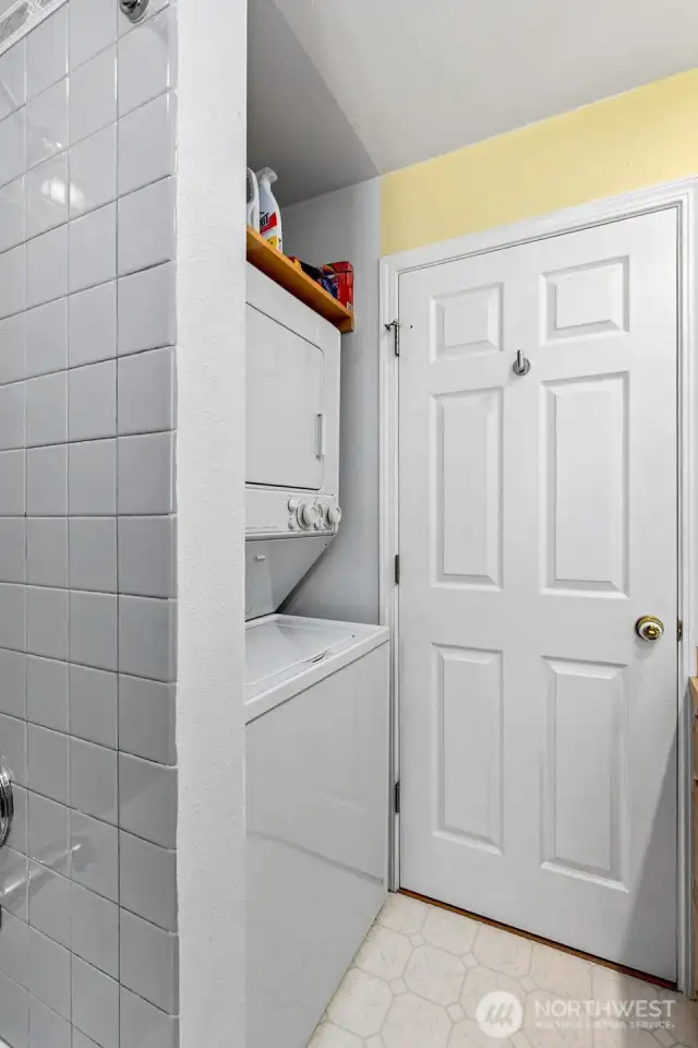 Convenient full size stackable washer/dryer