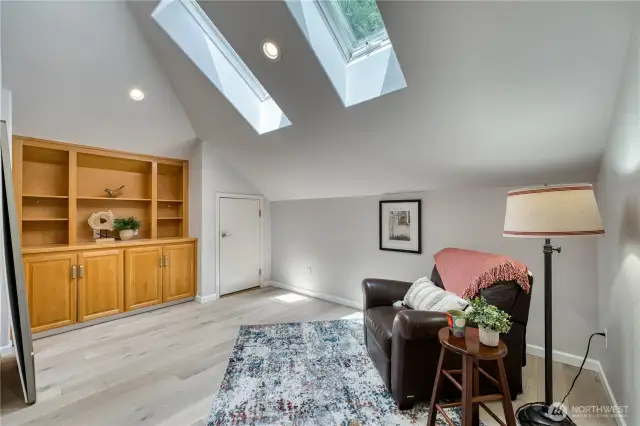 Bonus room, another office, or guest room, the options are endless. Enjoy these lovely built-ins and skylights.