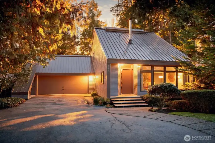 Mid-Century Modern Gem designed by internationally renowned Seattle architect Donald Gerards