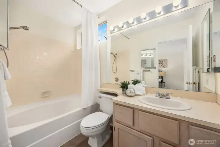 Ensuite for the secondary bedroom. Very private!