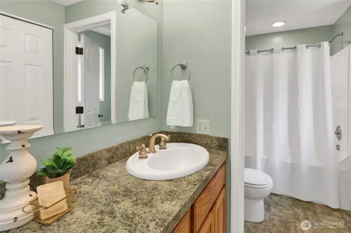 Full bathroom off primary bedroom