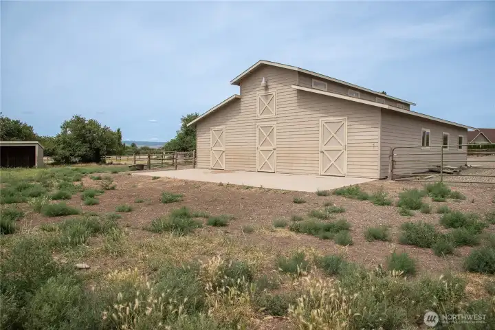 40X48 shop/utility building with 2 finished horse stalls, a heated tack room
