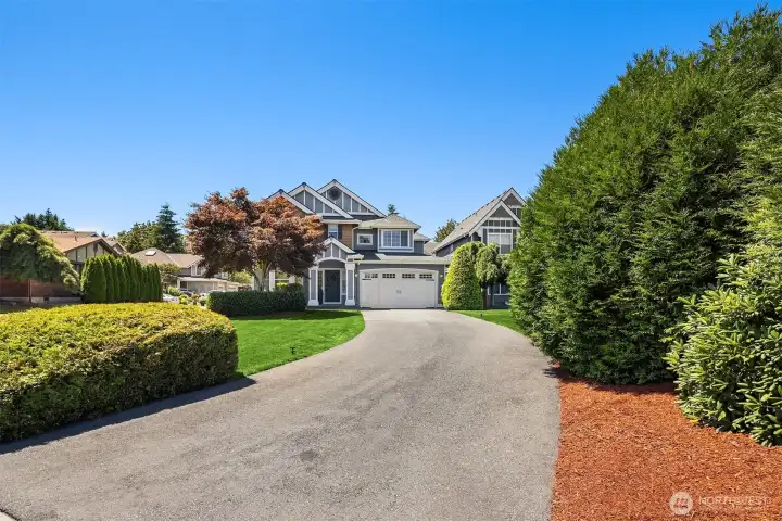 Curb appeal at it's best! This home is a stunner. 3 beds, plus den, in an enclave of 15 homes, and conveniently located with easy access to The Landing, SeaTac, Boeing, Seattle and the Eastside