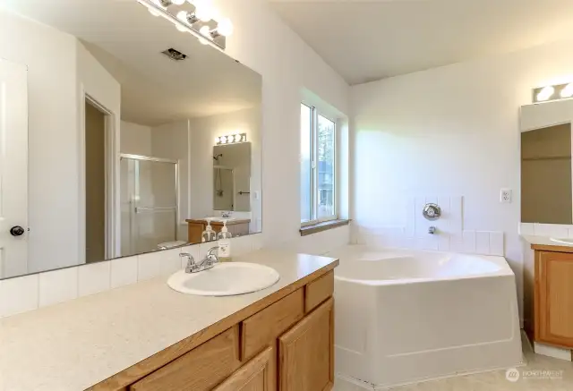 Primary ensuite bathroom w/ 2 sinks