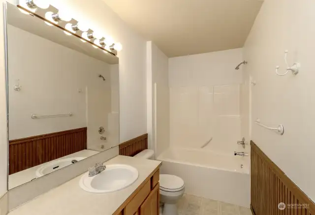 Full upstairs bathroom