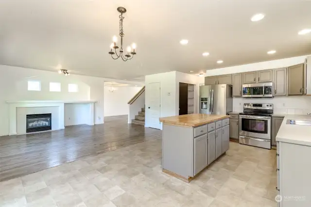 Spacious kitchen w/ eating bar