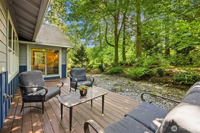 The bak deck, perfect for entertaining, relaxing with coffee in the midst of beautiful natural surroundings.